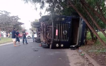 Caminhão tomba em curva no bairro Vista Verde