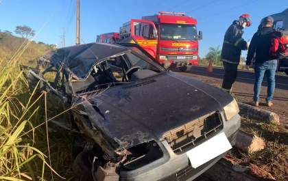 Motorista é socorrido após invadir pista e bater em carreta na BR-262