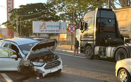 Carro bate na traseira de caminhão na marginal da Rondon