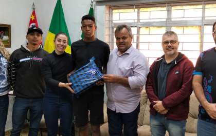 Aluno de Murutinga irá disputar campeonato estadual de atletismo e prefeito doa tênis como incentivo