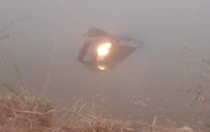 Motorista capota carro e cai em piscinão em Três Lagoas