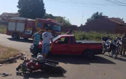 Acidente entre moto e carro no Bairro Jardim Alvorada deixa jovem ferido