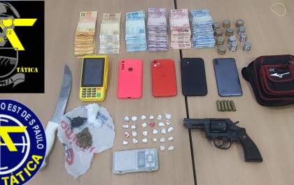 Força Tática prende dupla por porte ilegal de arma e tráfico de drogas