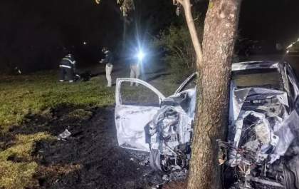 Homem morre e criança é resgatada após colisão seguida de incêndio