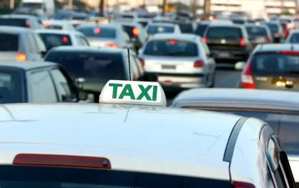 Fim da taxa de verificação de taxímetros beneficia 300 mil taxistas no país