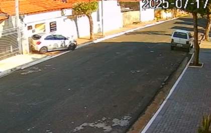 Mulher perde controle ao manobrar carro, bate em outro carro e em portão de casa