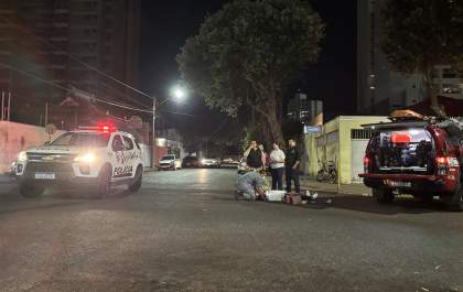 Mulher fica ferida ao ter bicicleta elétrica atingida por carro