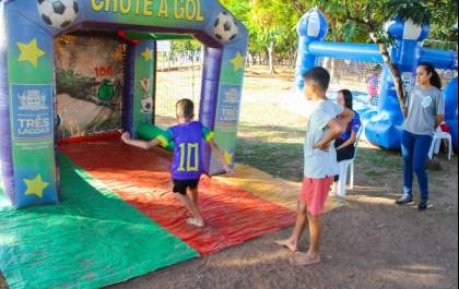 Parquinho da Lagoa entra em reforma, mas crianças continuam se divertindo com brinquedos infláveis gratuitos