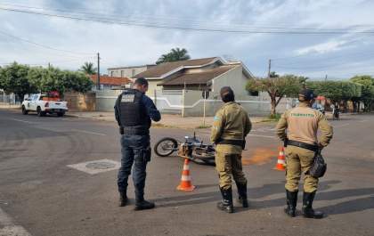 Acidente entre moto e camionete deixa mulher ferida