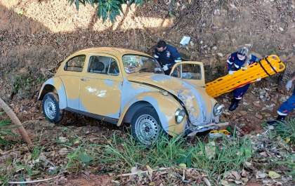 Mulher fica ferida ao cair com Fusca em córrego na avenida Dois de Dezembro