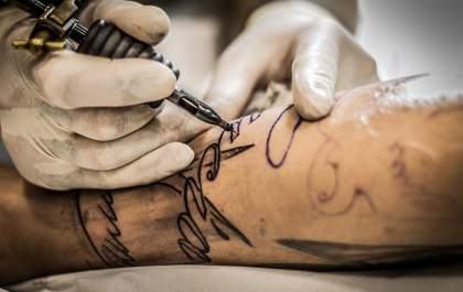 Anestesia para tatuagens estéticas está proibida, decide Conselho de Medicina