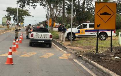 DEPTRAN realiza blitz educativa em alusão ao Dia do Motorista e do Motociclista