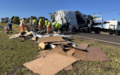 Motorista morre após van carregada com morangos ser prensada entre caminhões na Rondon