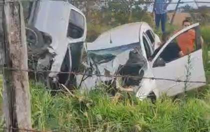 Jovem de 19 anos morre em colisão de carro com caminhonete