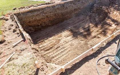 Consumidor será indenizado por obra de piscina inacabada que se arrastou por sete meses