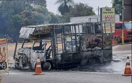 Perua Kombi é destruída em incêndio após abastecimento em Araçatuba