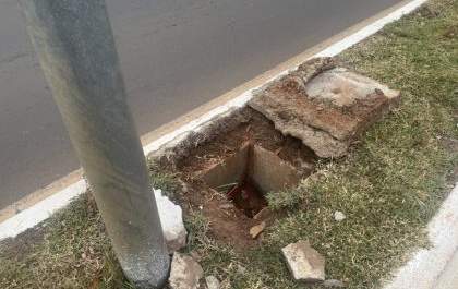 Furto de cabos deixa canteiro central da Avenida Clodoaldo Garcia sem iluminação