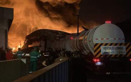 Incêndio atinge fábricas em Manaus e deixa grávida ferida