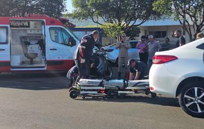 Mulher fica ferida após colisão entre moto e carro em frente ao Hospital Auxiliadora