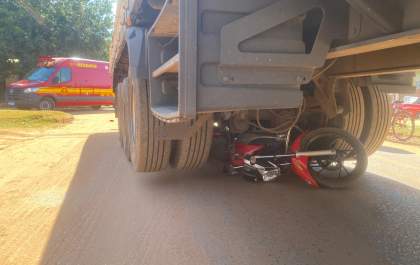 Moto fica presa em caminhão após acidente em Três Lagoas