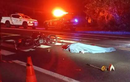 Motociclista morre em colisão com caminhão carregado de gado na BR-163, em Coxim