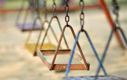 Criança fica ferida após cair de balanço em escola