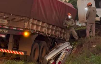 Acidente fatal na MS-134: Colisão entre carreta e carro deixa duas vítimas