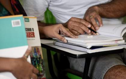 Inserção no mercado de trabalho impulsiona habilidade de leitura, aponta estudo