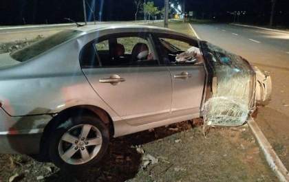 Motorista perde o controle, capota Honda Civic e é levado ao hospital