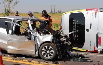 Van que voltava de Birigui bate em carro em rodovia