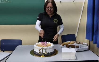 Acadêmica completa 72 anos e comemora com a turma de Direito no Unisalesiano