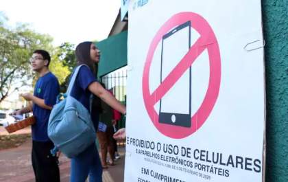 Proibição de celulares nas escolas de MS melhora notas e disciplina em seis meses