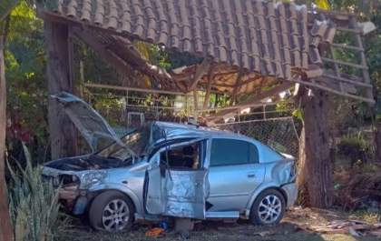 Motorista sai da pista e bate em cerca em MS