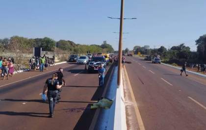 Jovem que morreu ao bater em poste empinava moto sem capacete em rodovia