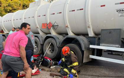 Mulher fica ferida ao cair com Biz debaixo de roda de caminhão em Araçatuba