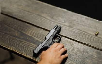 Feminicídios com arma de fogo crescem 45% em 2025, aponta levantamento