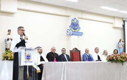 Unisalesiano celebra 20 anos de credenciamento com revista comemorativa e noite histórica