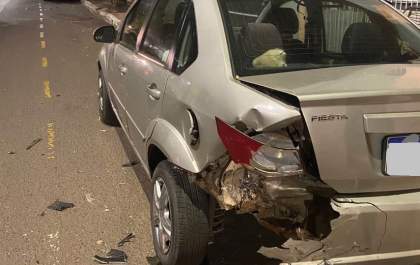 Carro bate em outro parado na Fundadores e motorista foge