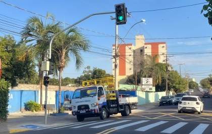 Semáforo para pedestres na Baguaçu entra em funcionamento