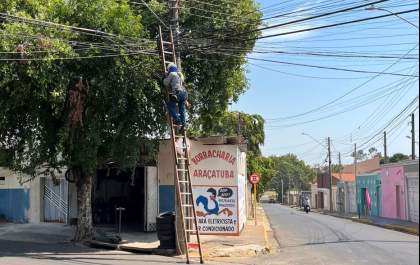Homem é socorrido após tomar choque elétrico em poste em Araçatuba