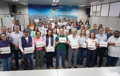 Prefeitura e Unisalesiano entregam 550 'pranchetas eletrônicas' para a Secretaria de Saúde