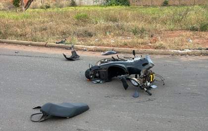 Acidente entre moto e carro deixa duas pessoas feridas no bairro Vila Alegre
