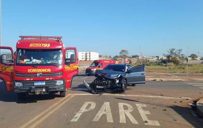 Acidente entre dois veículos no cruzamento da Jary Mercante deixa jovem ferida