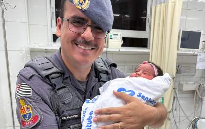 Bebê engasga após ser amamentado e é socorrido por policiais militares