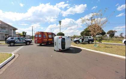 Ford Ka tomba após colisão com viatura da PM na capital