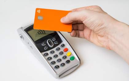 Mulher é presa por fazer compras utilizando cartão bancário achado