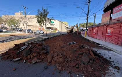 Trânsito na Pompeu é interditado na frente do Araçatuba Shopping