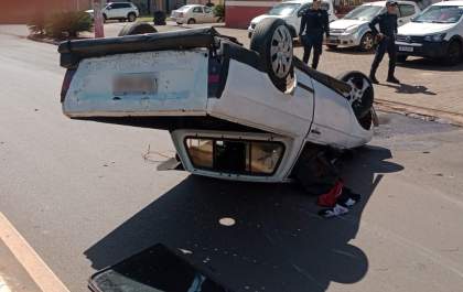 Acidente com capotamento interdita Avenida Clodoaldo Garcia em Três Lagoas