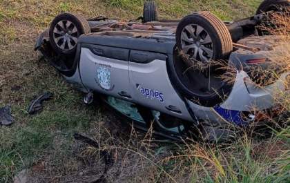 Capotamento de veículo da Prefeitura de Guararapes em rodovia deixa 4 feridos