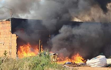 Incêndio atinge casa abandonada em Três Lagoas